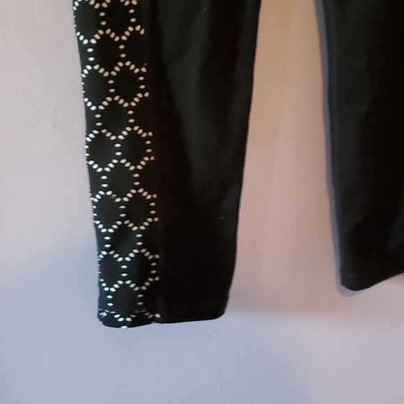 Athleta black & white patterned kapri leggings - Picture 3 of 9